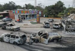 Continúan activos siete bloqueos en Jalisco tras muerte de “El Mencho”, informa Gabinete de Seguridad