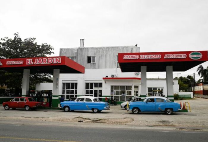 Miles de cubanos se suman a una lista de espera para comprar gasolina tras la intensificación del cerco energético de Estados Unidos