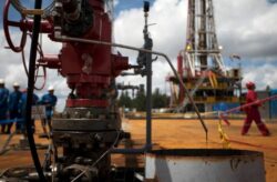 Estados Unidos flexibiliza las sanciones para que empresas puedan extraer y procesar petróleo en Venezuela