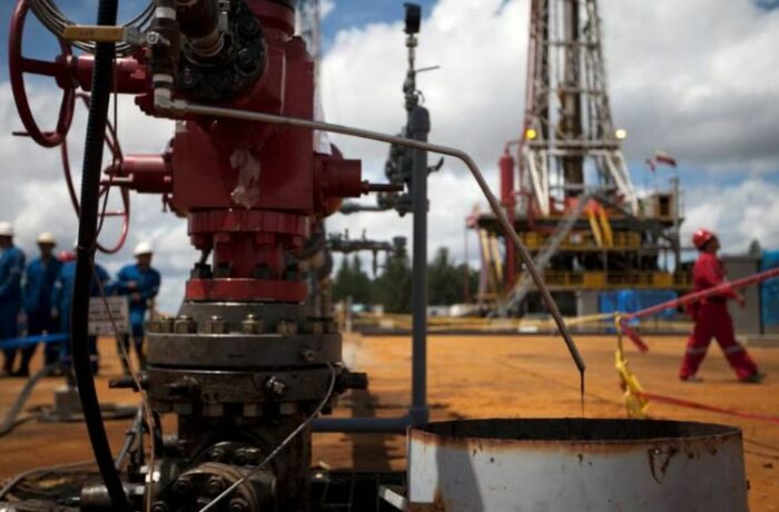 Estados Unidos flexibiliza las sanciones para que empresas puedan extraer y procesar petróleo en Venezuela