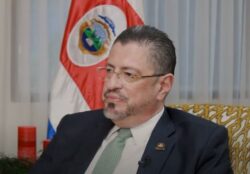 Presidente a quienes reclaman por tipo de cambio del dólar: “Acostúmbrense”