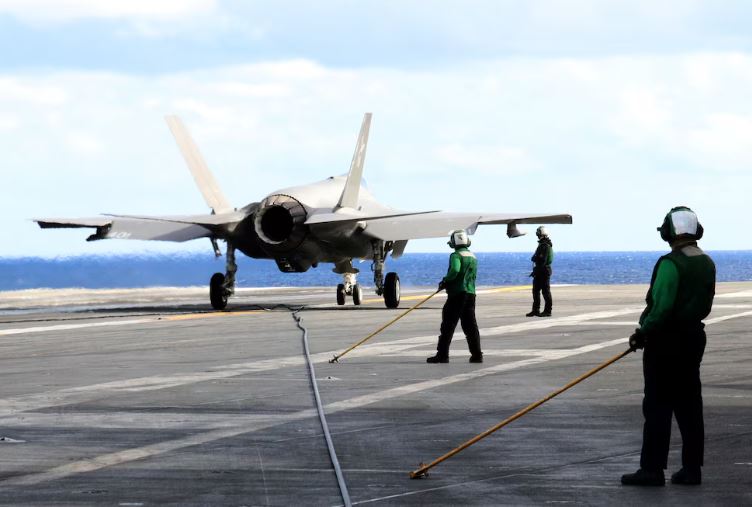 Tensión en Medio Oriente: Estados Unidos derribó un dron iraní que se acercó a un portaaviones en el mar Arábigo