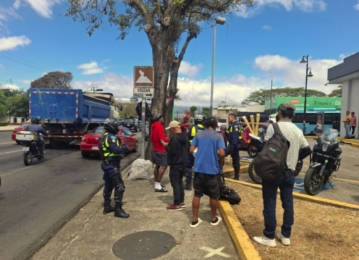 Policía Municipal interviene limpieza informal de parabrisas en Paseo Colón y otros puntos de San José