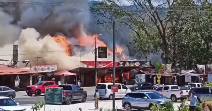 Bomberos contabilizan 125 incendios en estructuras este año e investiga siniestro en restaurante de Jacó