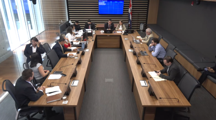 Avanzan dos reformas que endurecen reglas contra la beligerancia política