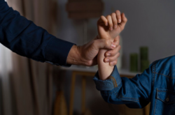 Avanza plan que aumenta penas para agresores de mujeres que incumplan medidas de protección