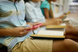 Avanza proyecto que prohíbe uso de celular y tabletas electrónicas personales en centros educativos