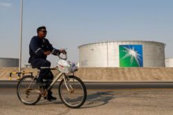 Los mercados se preparan para el impacto en el precio del petróleo tras el bombardeo de Estados Unidos a Irán