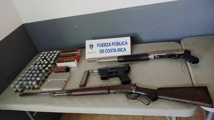 Detienen a sospechoso de agresión doméstica con tres armas de fuego y más de 100 municiones en Heredia