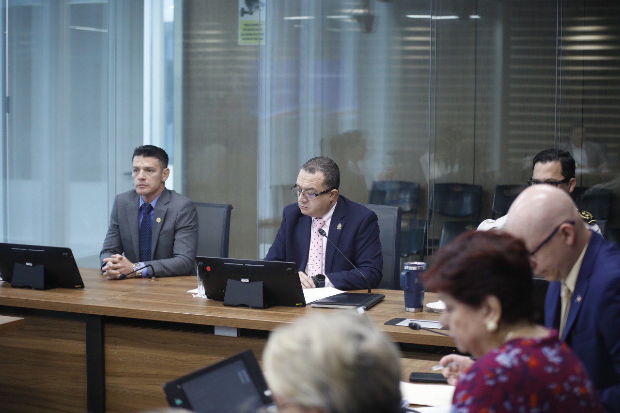 Jerarca de Justicia y Gloria Navas se enfrentaron por Ley de Ejecución de la Pena