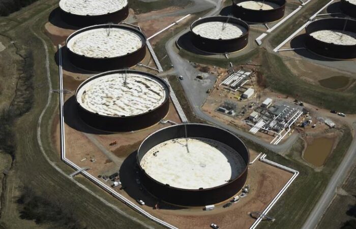 La AIE anunció la mayor liberación de reservas de petróleo de su historia: 400 millones de barriles