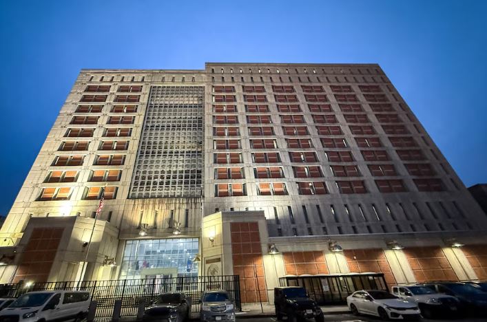 Encierro de hasta 23 horas, sin contacto y bajo vigilancia extrema: la realidad carcelaria de Nicolás Maduro en Nueva York #NM935