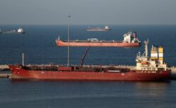 Estados Unidos autorizó la venta temporal de petróleo ruso para aliviar el mercado energético