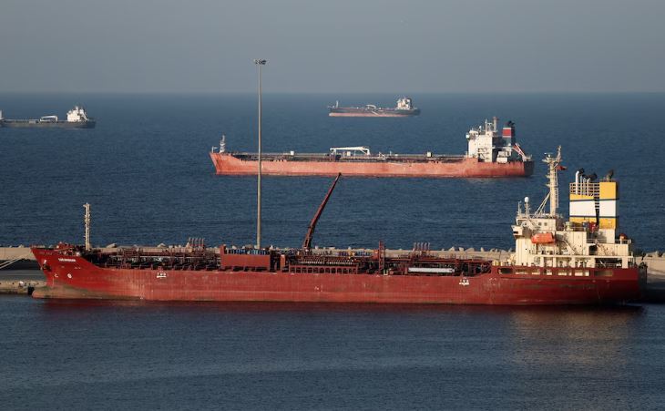 Estados Unidos autorizó la venta temporal de petróleo ruso para aliviar el mercado energético