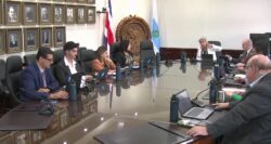 UCR pide rechazar plan que prohibiría cirugías y tratamientos de cambio de género en menores de edad