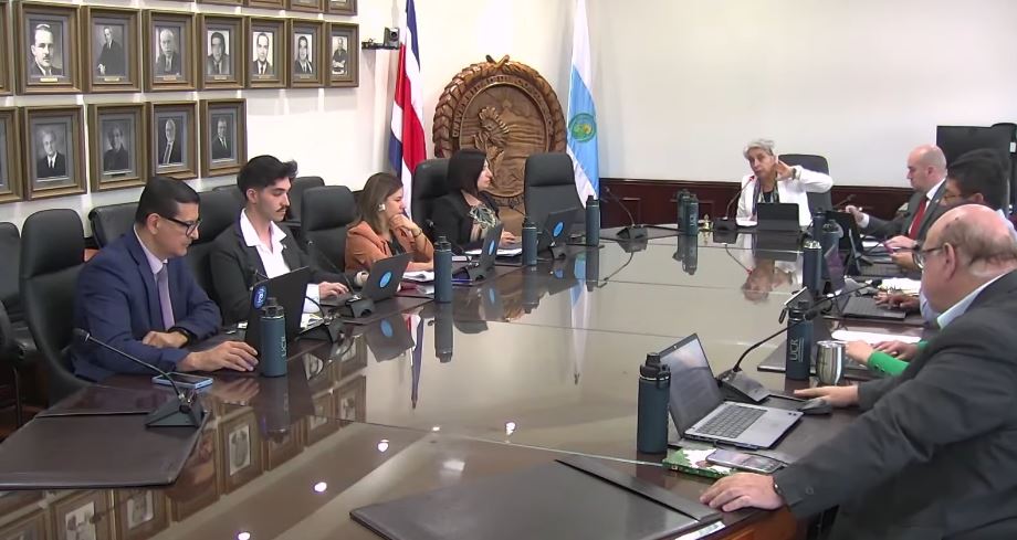 UCR pide rechazar plan que prohibiría cirugías y tratamientos de cambio de género en menores de edad