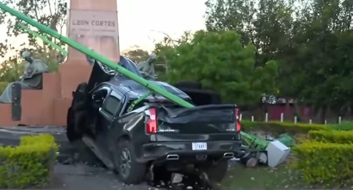 MOPT estima daños por $30 mil tras choque en estatua de León Cortés: Cultura valorará impacto en monumento