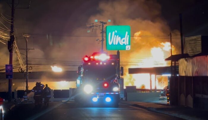 Bomberos investigan si error humano provocó incendio que afectó 400 metros cuadrados en Santa Ana