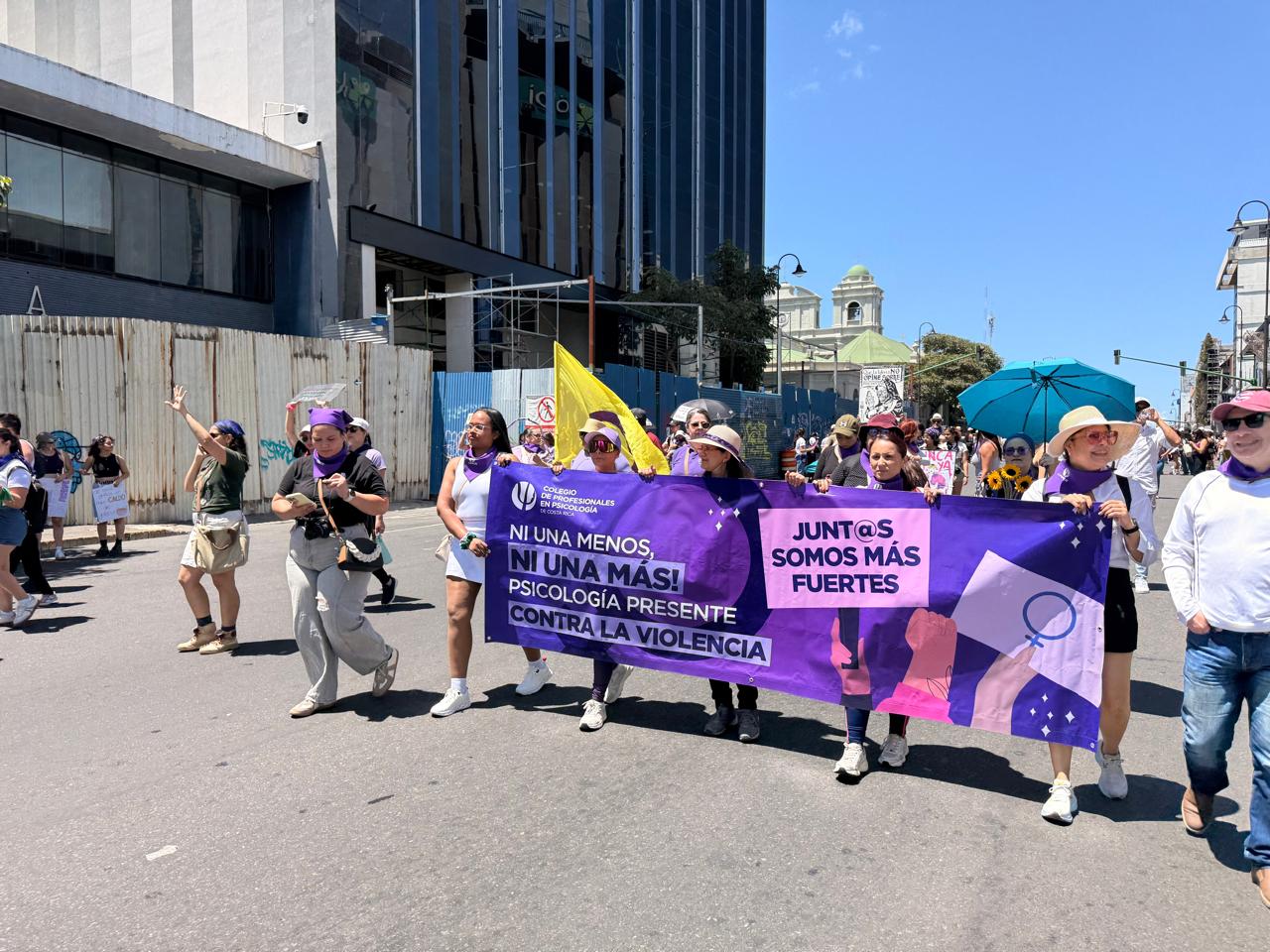 Centenares de mujeres marcharon pidiendo más igualdad y cese de violencia