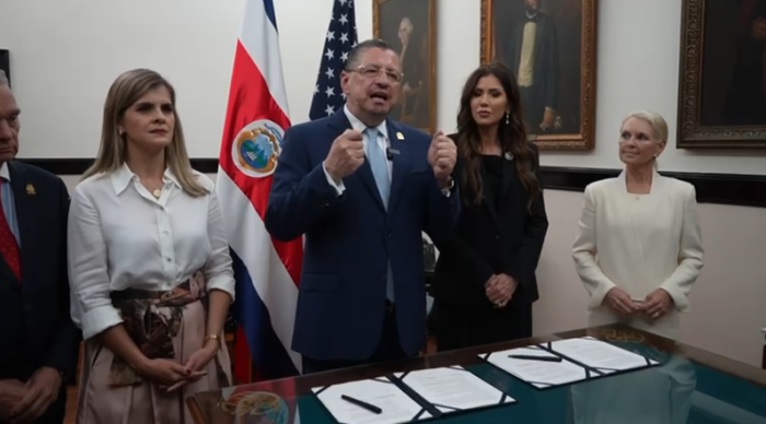 Costa Rica permitirá traslado de hasta 25 migrantes por semana tras acuerdo con Estados Unidos