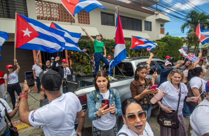 Cubanos en Costa Rica realizaron marcha apoyando cierre de embajada tica en su país