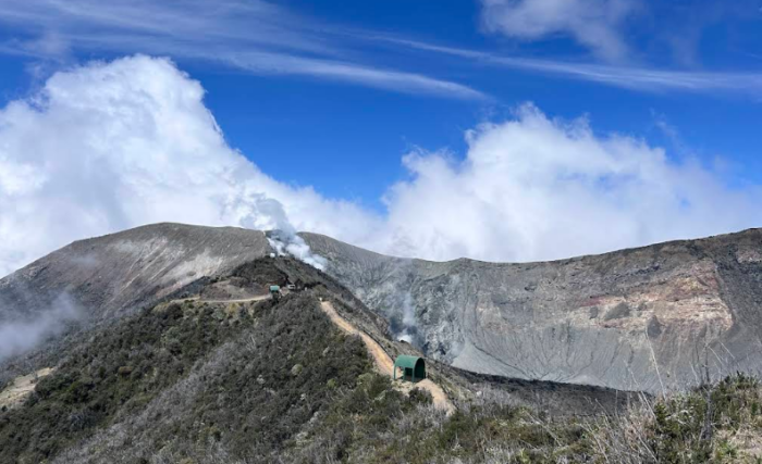 Volcán Turrialba registró sismo y derrumbe en interior de cráter: Expertos descartan erupción