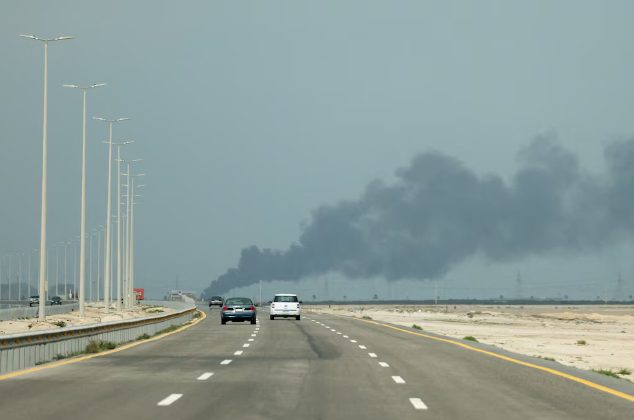 Irán bombardeó una refinería de la mayor petrolera del mundo en Arabia Saudita