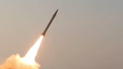 El régimen de Irán lanzó una nueva oleada de drones y misiles contra los países del Golfo