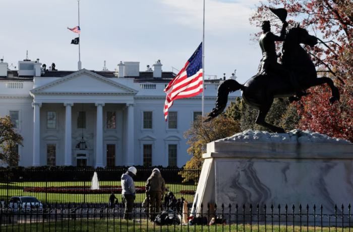 Cerraron el perímetro de la Casa Blanca: una camioneta forzó barreras de seguridad