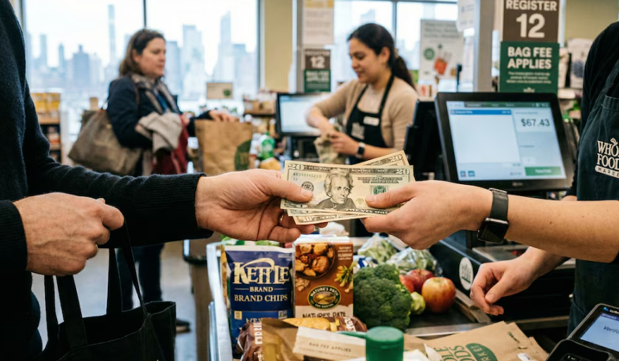 Entra en vigor la ley que obliga a comercios y restaurantes de Nueva York a aceptar efectivo