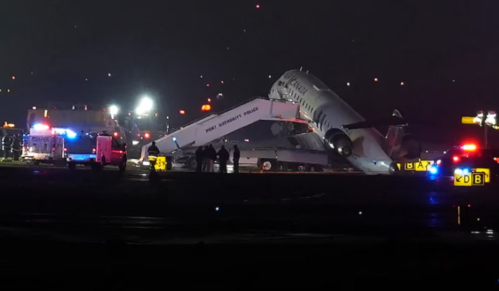 Un avión chocó con un camión de bomberos en el aeropuerto LaGuardia en Nueva York: al menos dos muertos