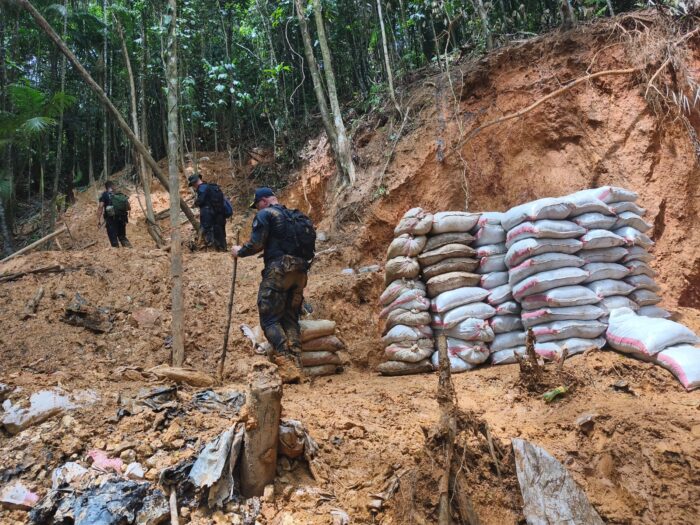Fuerza Pública detiene a 11 coligalleros y decomisa equipo para minería ilegal en frontera norte