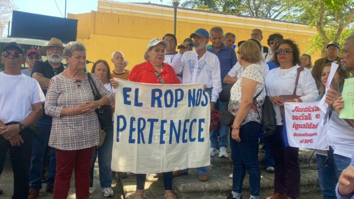 Realizan manifestación en las afueras del Congreso para presionar por proyecto para entrega del ROP