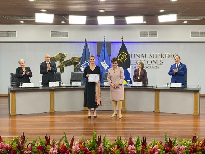 TSE entregó credenciales a Laura Fernández que le permitirán asumir como Presidenta de la República