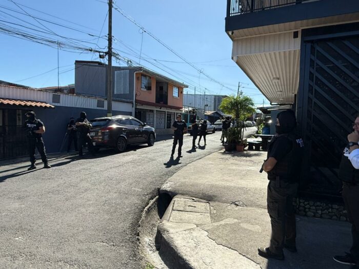 Allanan propiedades de banda que habría amenazado a vecinos de Hatillo a prestar sus casas para dosificar drogas