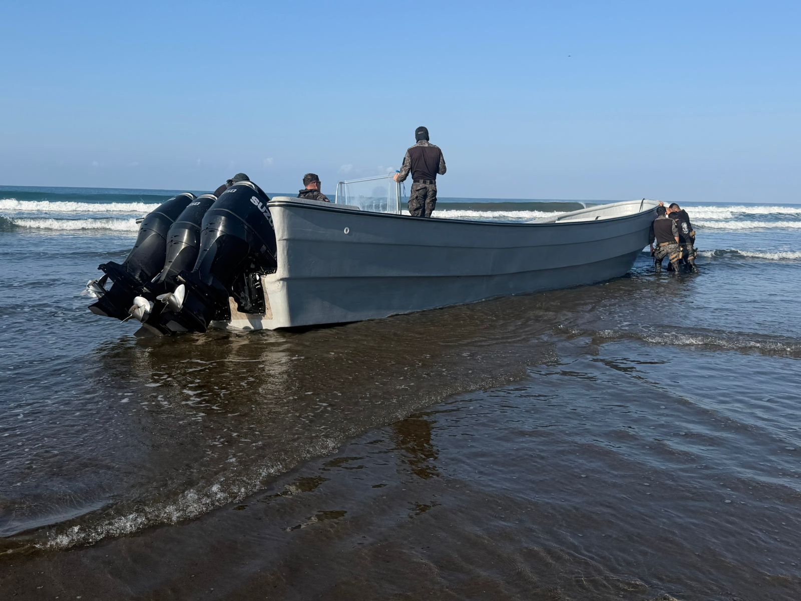 Decomisaron 3 toneladas de cocaína y detuvieron a 6 personas en aguas del Pacífico
