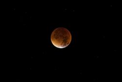 Ticos podrán disfrutar unos 50 minutos de la fase más llamativa del eclipse lunar total de este martes