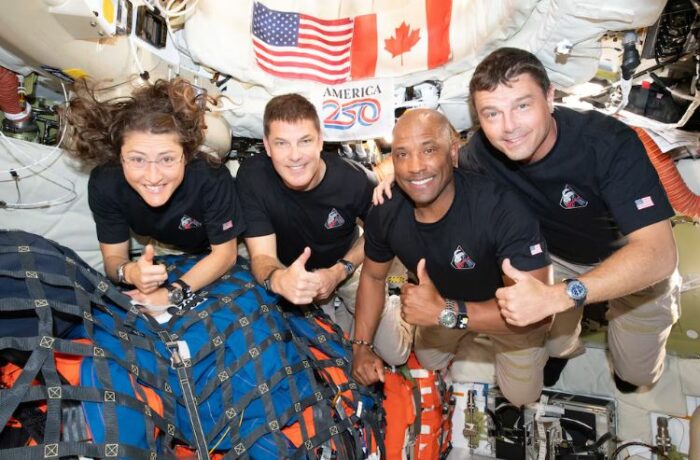 Del homenaje a la esposa del comandante a una “selfie”: los hitos más emotivos de Artemis II rumbo a la Luna