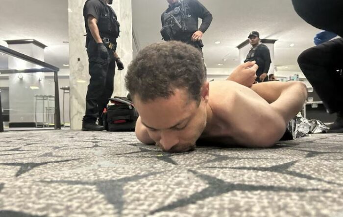 Acusaron formalmente al responsable del tiroteo que obligó a evacuar a Trump en la Cena de Corresponsales