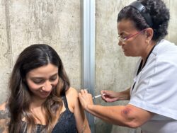 Piden que población con enfermedades crónicas se coloque la vacuna contra la influenza tras rezago el año pasado