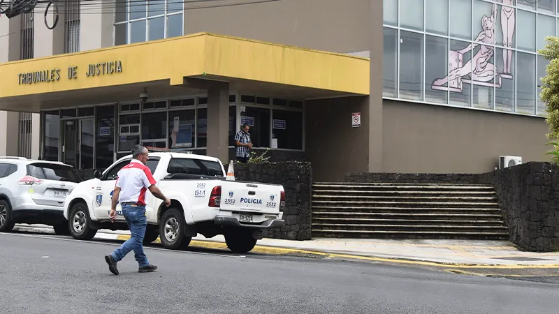 Detienen a madre por supuestos cobros a cambio de encuentros sexuales con sus hijas adolescentes