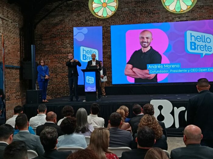 Ariel Robles critica contrato con Open English y asegura que el Estado está “regalando” la plata