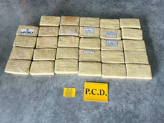 Autoridades decomisan 30 paquetes de cocaína en terminal de contenedores de Limón