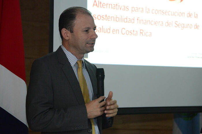 Analizan ideas como ‘factura informativa’ y nuevos impuestos para sostener sistema de salud en la CCSS