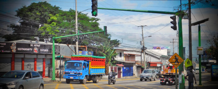 Casi 4 conductores son multados al día por irrespetar la luz del semáforo