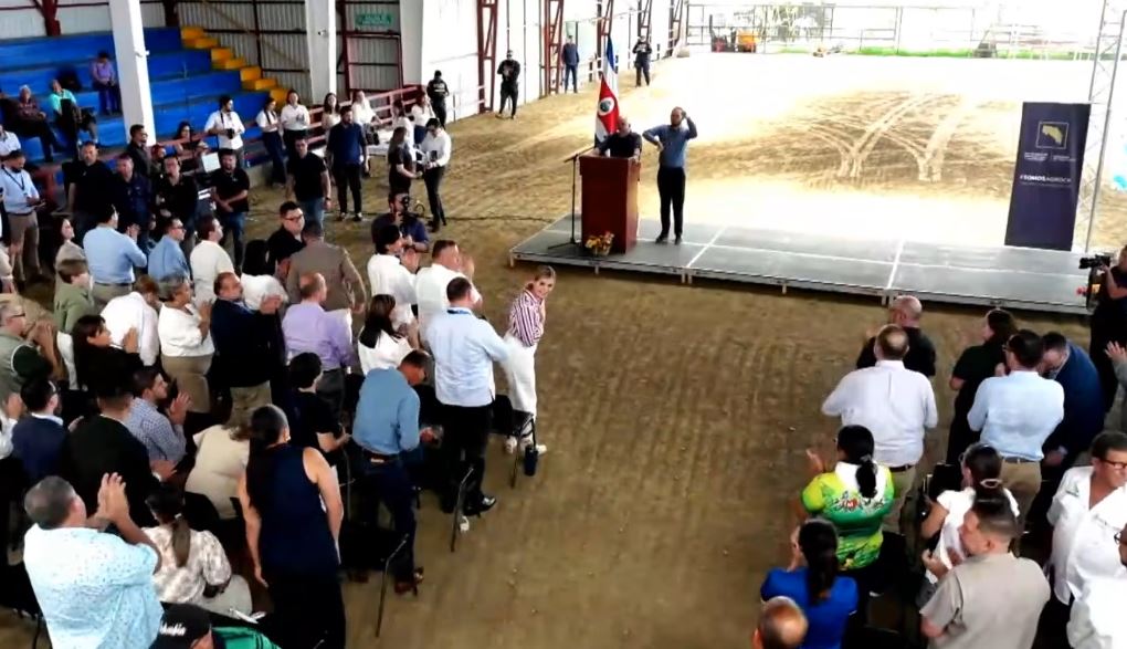 ¿A qué se comprometió Laura Fernández con los productores en el marco del Día del Agricultor?