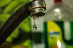 Vecinos del GAM expresan preocupación por constantes cortes de agua y pronóstico del Fenómeno del Niño
