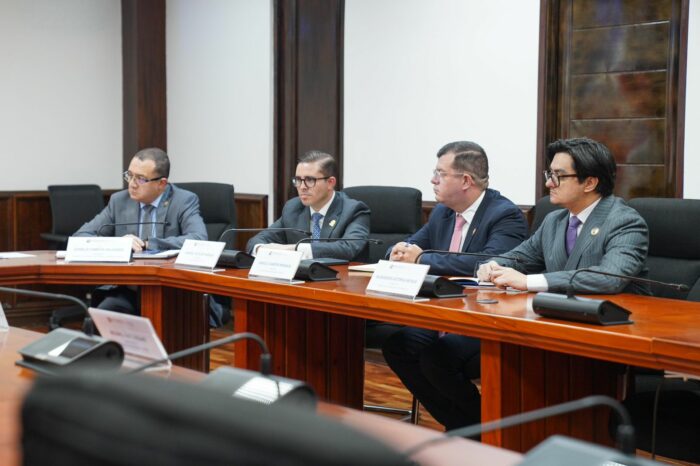Ministro justifica que reuniones en Casa Presidencial sean sin celulares: “Es en resguardo de la Presidente”