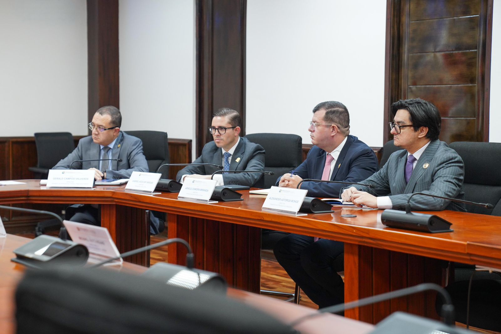 Ministro justifica que reuniones en Casa Presidencial sean sin celulares: “Es en resguardo de la Presidente”