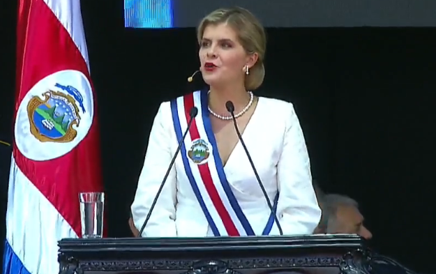 Laura Fernández juró y ya asumió Presidencia de la República
